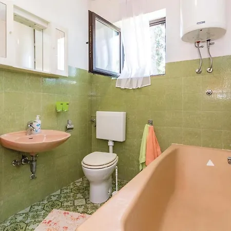 2 Bedroom Awesome In Pula