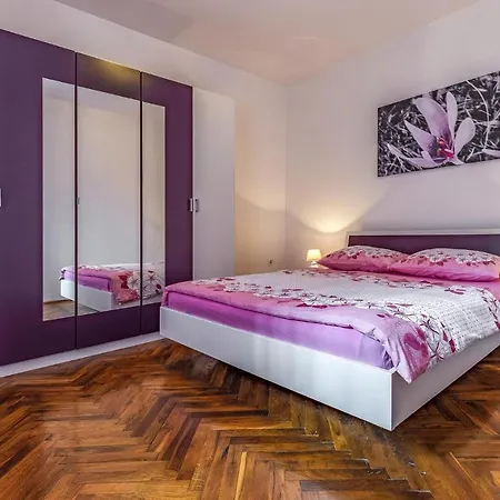 Apartment 2 Bedroom Awesome In *